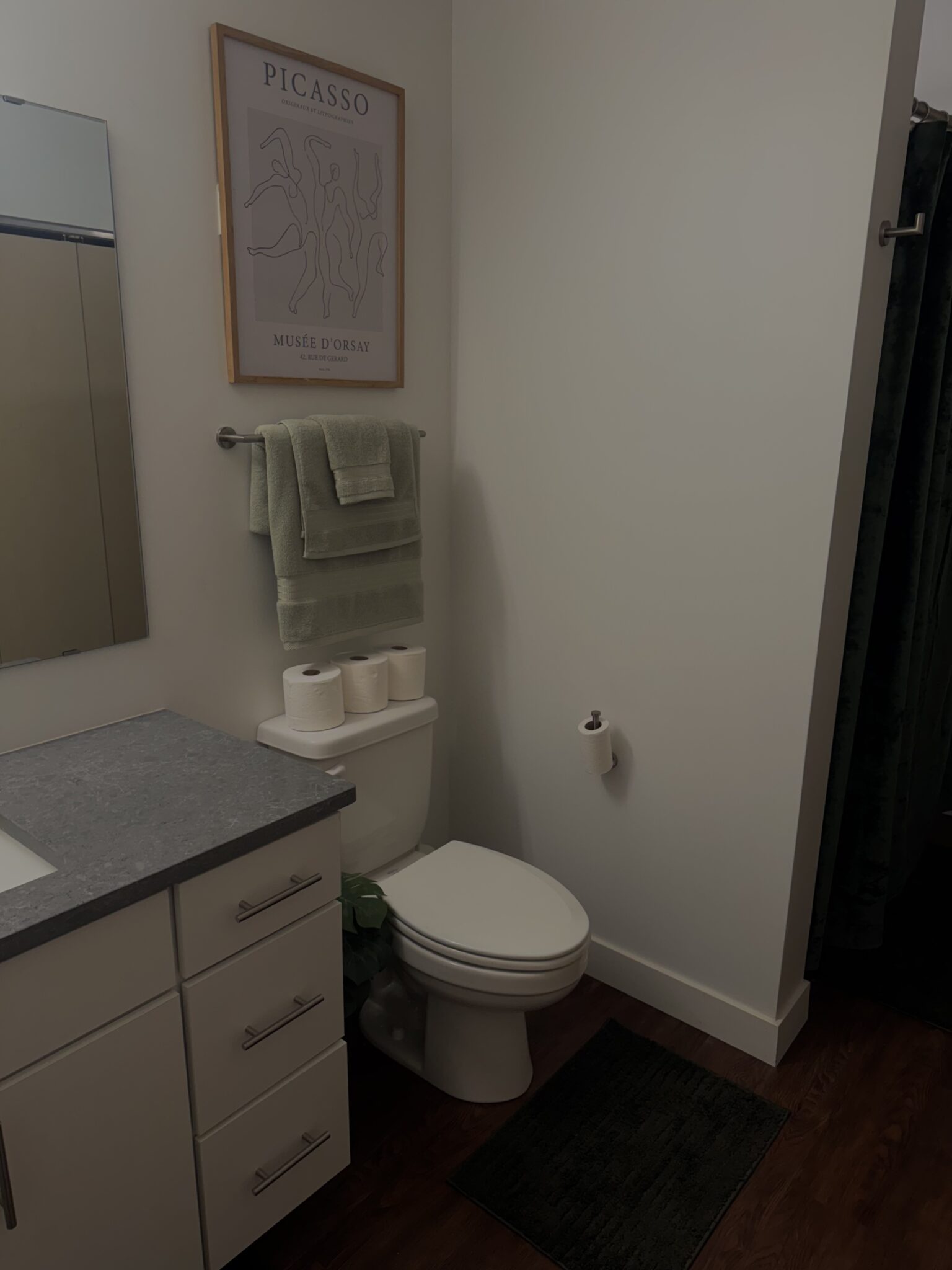 Hunter green bathroom decor for Fall and Winter